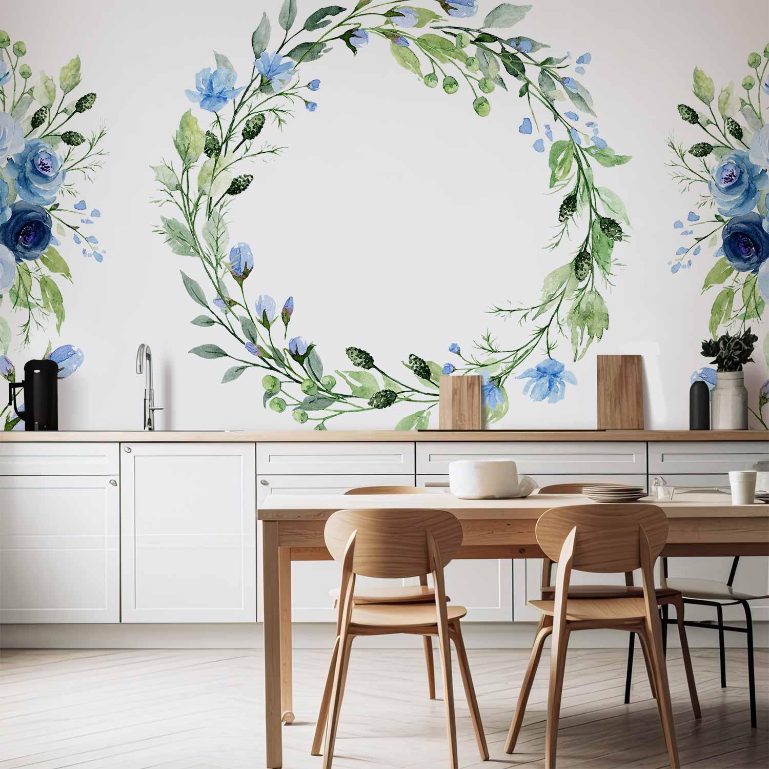 Fototapet romantisk blomsterkrans med blå blomster og blade - 400 x 280 cm - Vandtæt