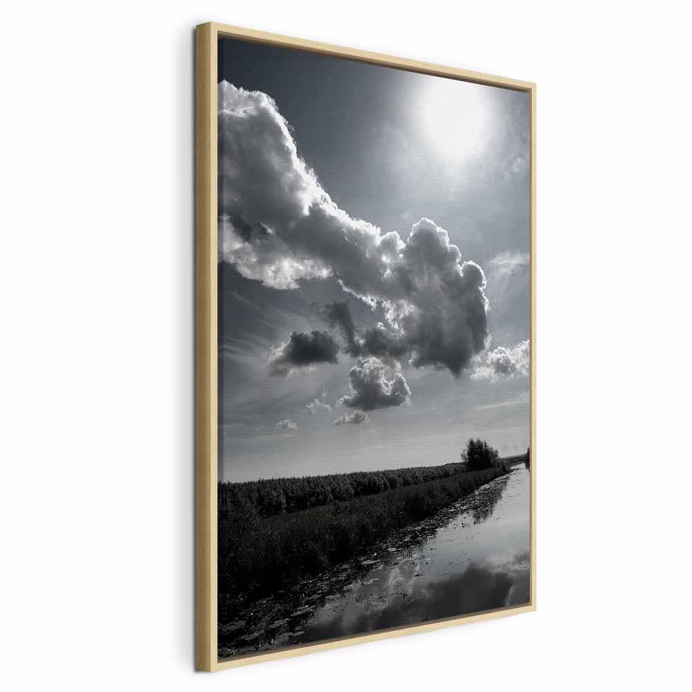 Lærredsbillede - Sol over skyer - himlens spejling i vand og mark, 1-delt vægdekoration - 40 x 60 cm - I en naturlig træramme