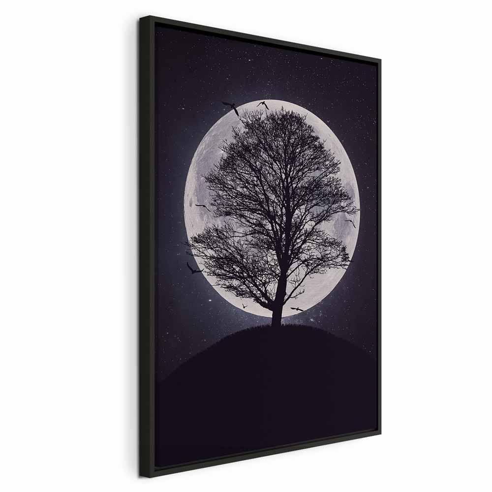 Lærredsbillede Lone Tree lodret - vægdekoration med træ, måne og fugle i natlandskab - 40 x 60 cm - I en sort træramme