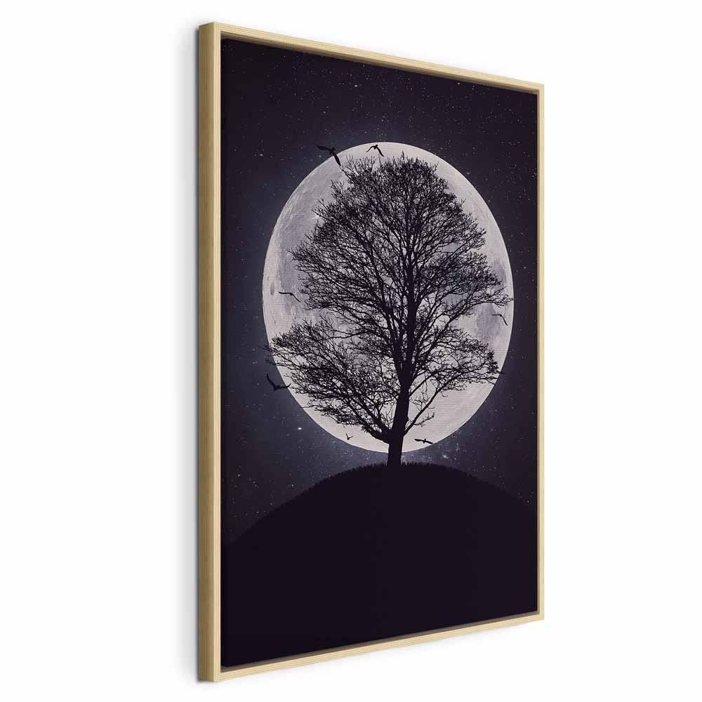 Lærredsbillede Lone Tree lodret - vægdekoration med træ, måne og fugle i natlandskab - 40 x 60 cm - I en naturlig træramme