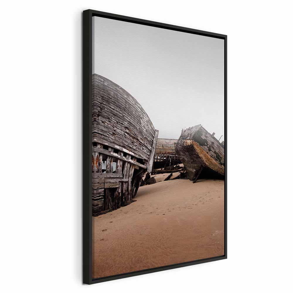 Lærredsbillede Forladte Kuttere lodret - 40 x 60 cm - I en sort træramme