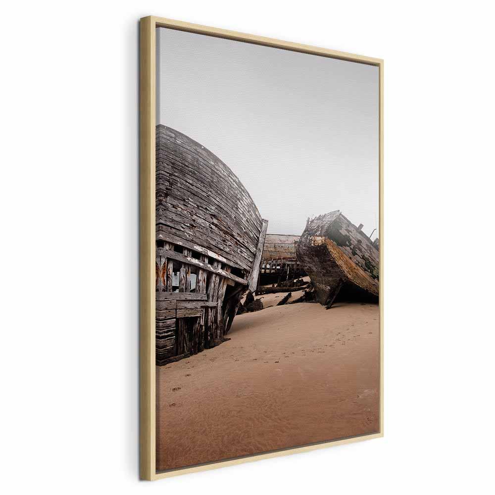 Lærredsbillede Forladte Kuttere lodret - 40 x 60 cm - I en naturlig træramme