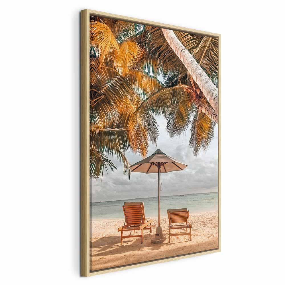 Billede på lærred Palm Umbrella - lodret vægdekoration med strand- og palmemotiv, 1 del - 60 x 90 cm - I en naturlig træramme