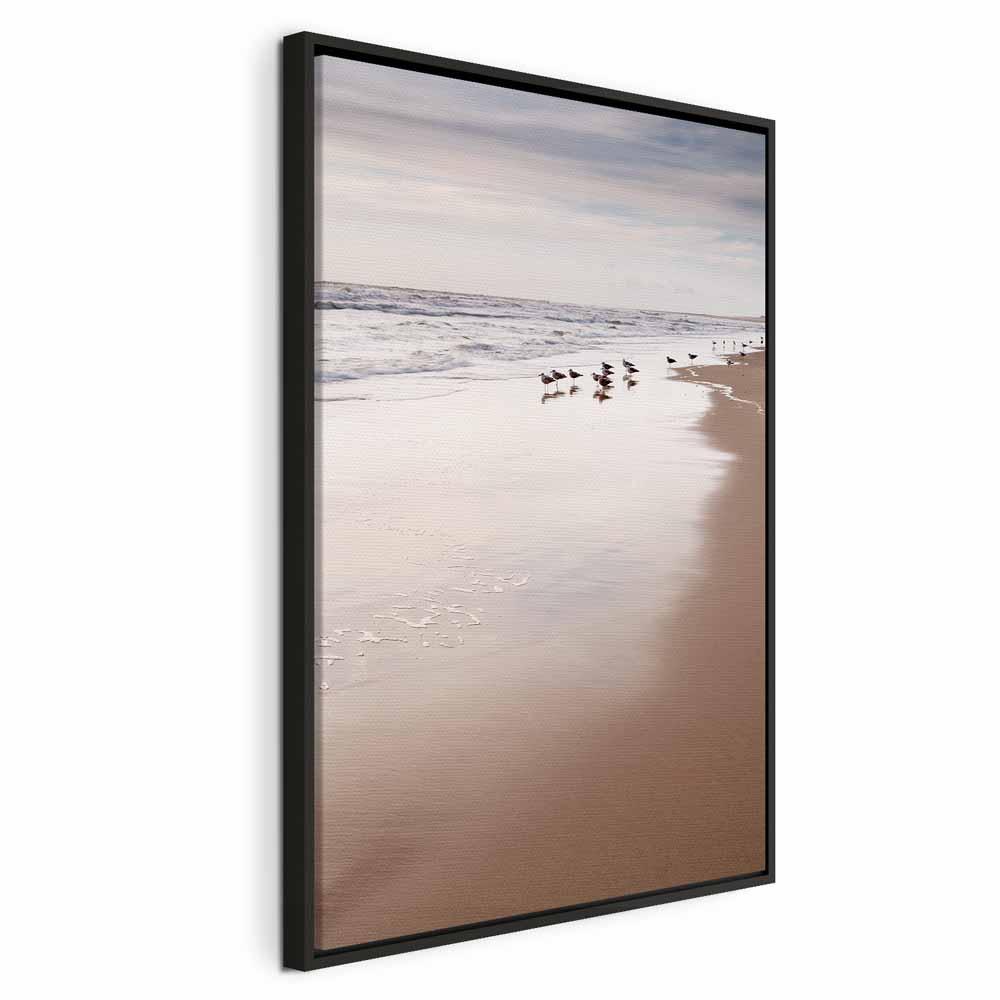 Lærredsbillede - Efterårsstrand 1-delt lodret vægdekoration med havmotiv - 80 x 120 cm - I en sort træramme