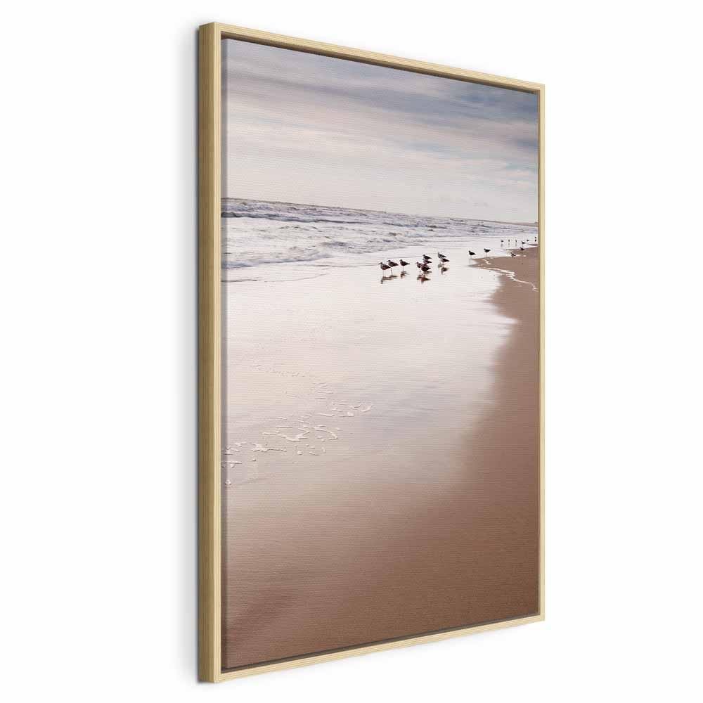 Lærredsbillede - Efterårsstrand 1-delt lodret vægdekoration med havmotiv - 80 x 120 cm - I en naturlig træramme
