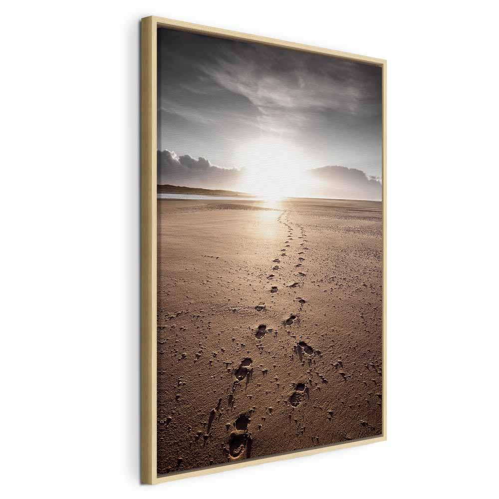 Lærredsbillede Our Way lodret - vægbillede med strand, himmel og hav - 60 x 90 cm - I en naturlig træramme