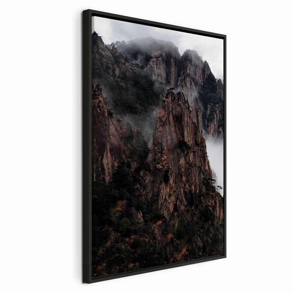 Lærredsbillede Hjerte af bjerglandskab - skyer mellem klipper, 1-delt vægdekoration - 40 x 60 cm - I en sort træramme