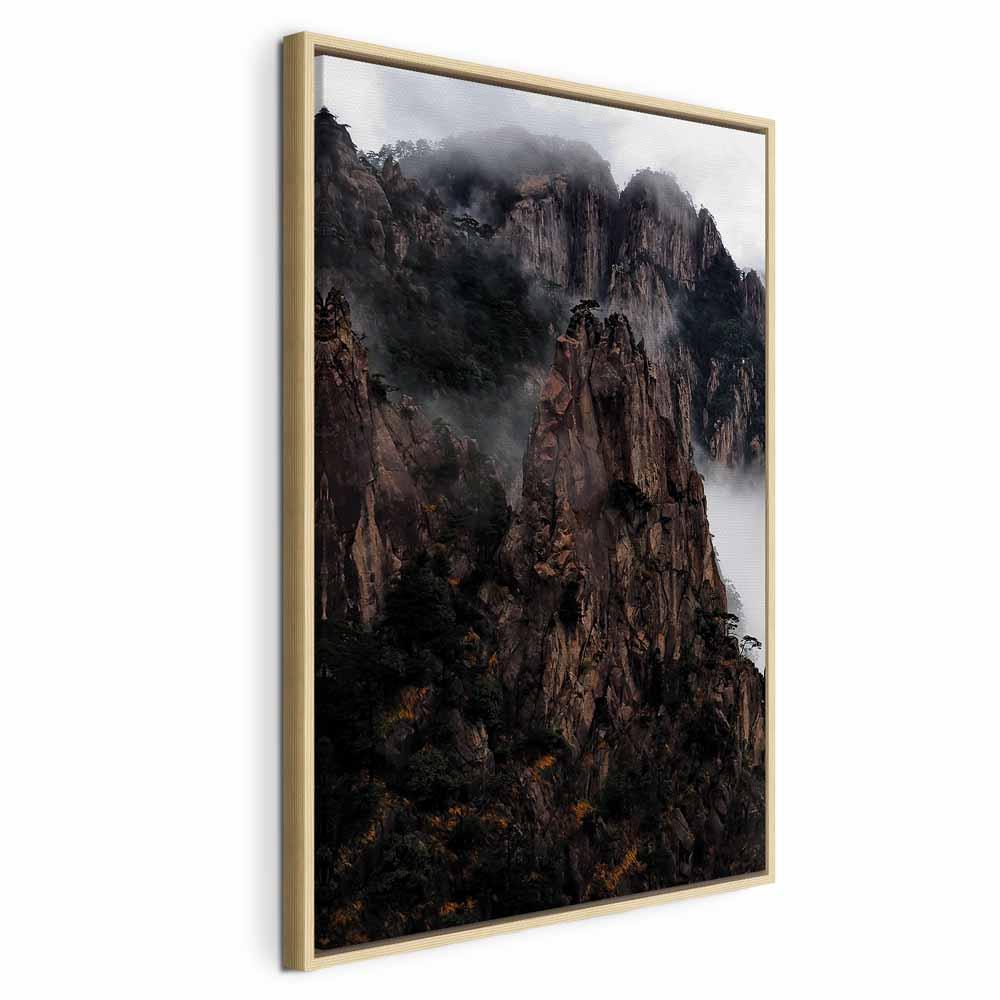 Lærredsbillede Hjerte af bjerglandskab - skyer mellem klipper, 1-delt vægdekoration - 40 x 60 cm - I en naturlig træramme