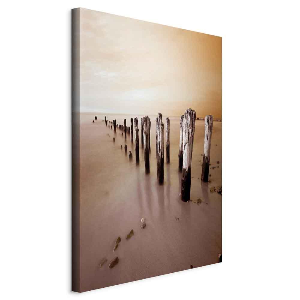 Lærredsbillede Autumn Outflow - vertikalt landskabsbillede med hav og træpæle - 40 x 60 cm - Standard