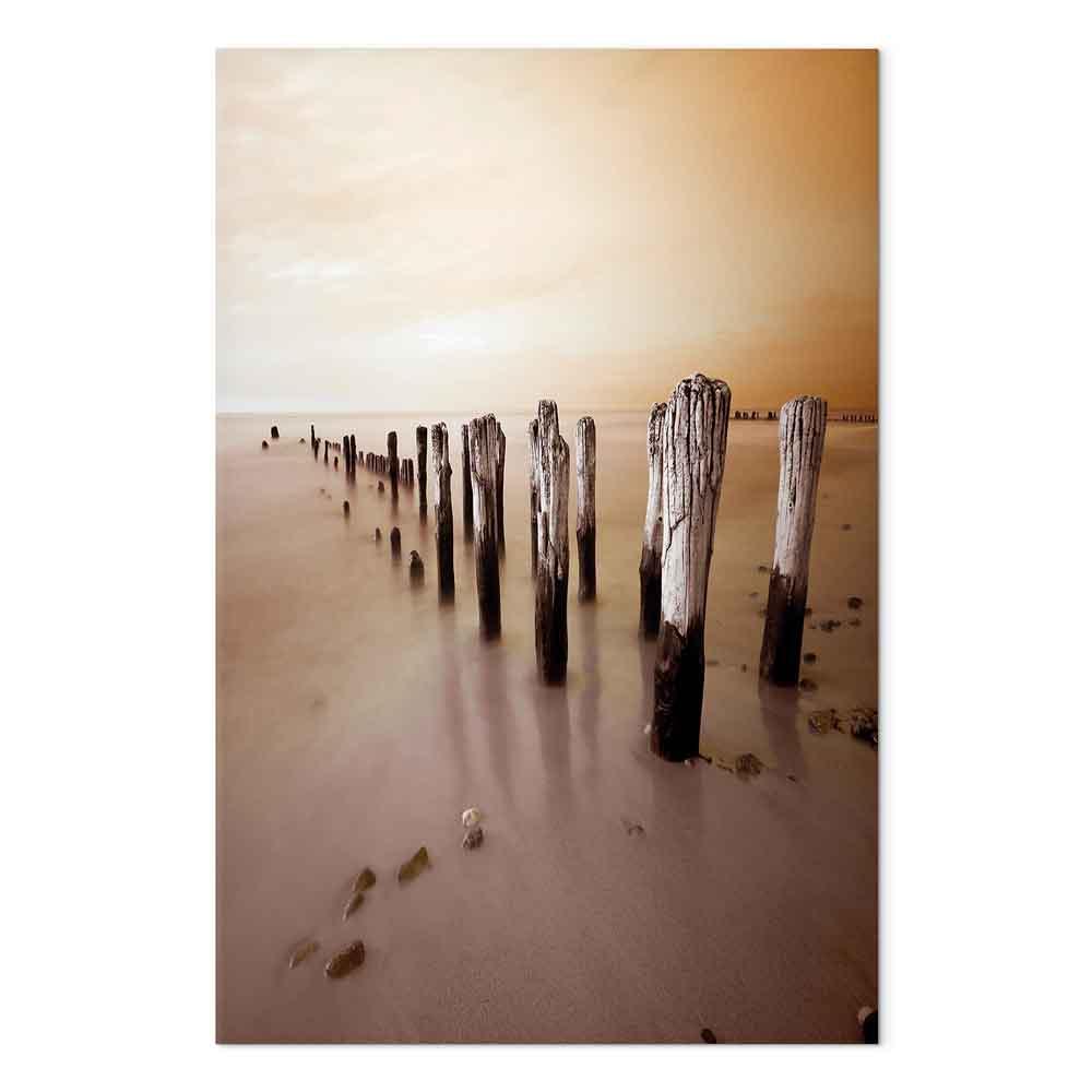Lærredsbillede Autumn Outflow - vertikalt landskabsbillede med hav og træpæle - 40 x 60 cm - Premium Print