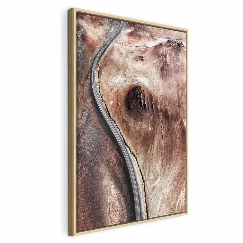 Lærredsbillede Mountain Serpentine lodret vægdekoration - 40 x 60 cm - I en naturlig træramme