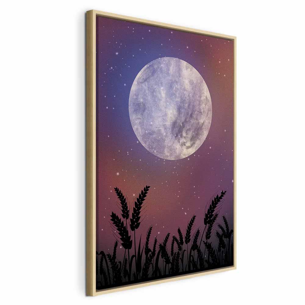 Lærredsbillede Night in the Country - lodret vægdekoration med måne, stjernehimmel og kornmark - 40 x 60 cm - I en naturlig træramme