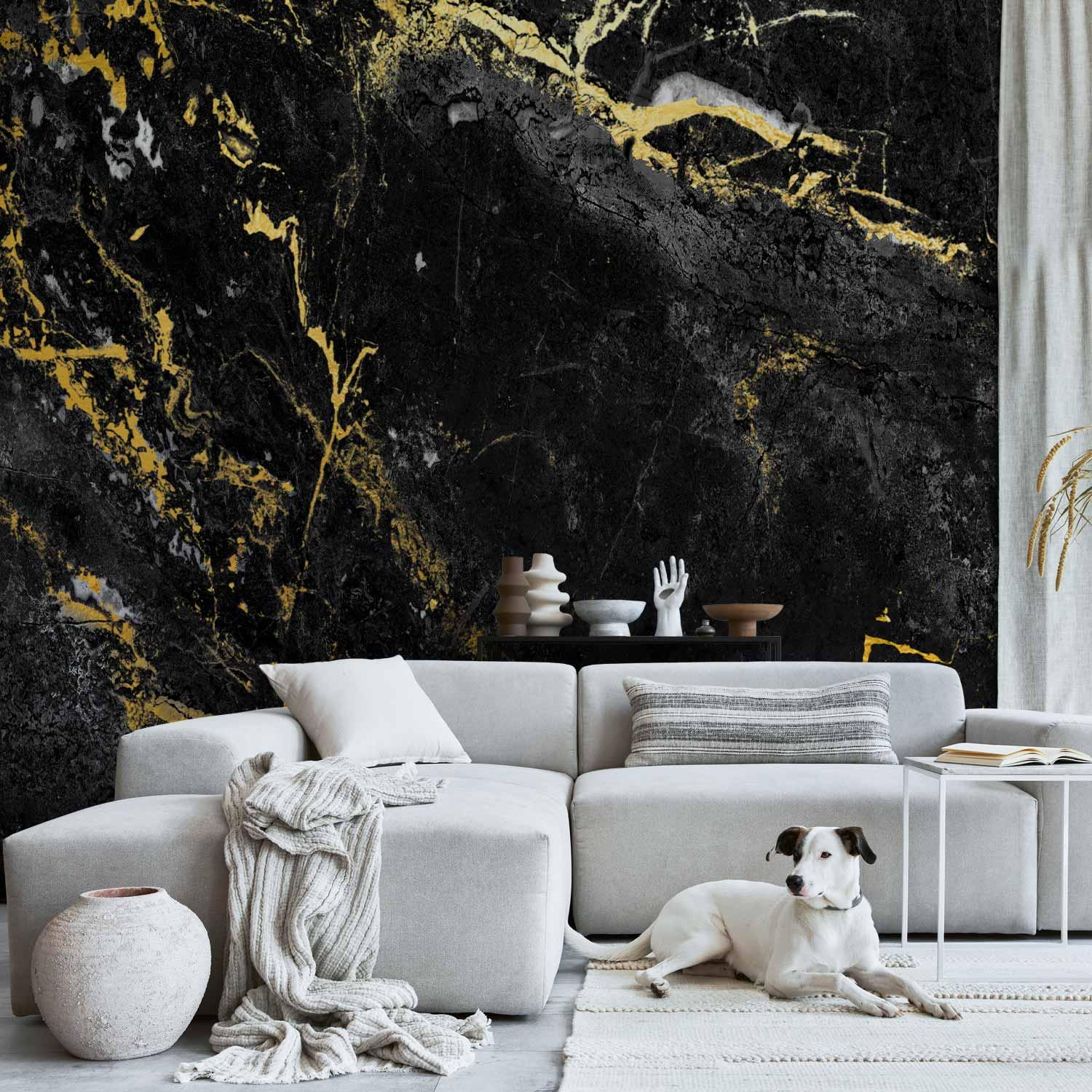Fototapet Sort Elegance - sort marmorlook vægdekoration med gulddetaljer - 350 x 256 cm - Standard