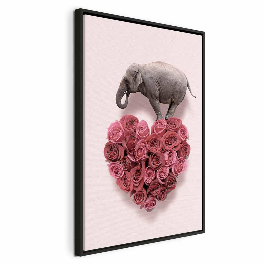 Lærredsbillede Elefant blandt lyserøde blomster - 40 x 60 cm - I en sort træramme