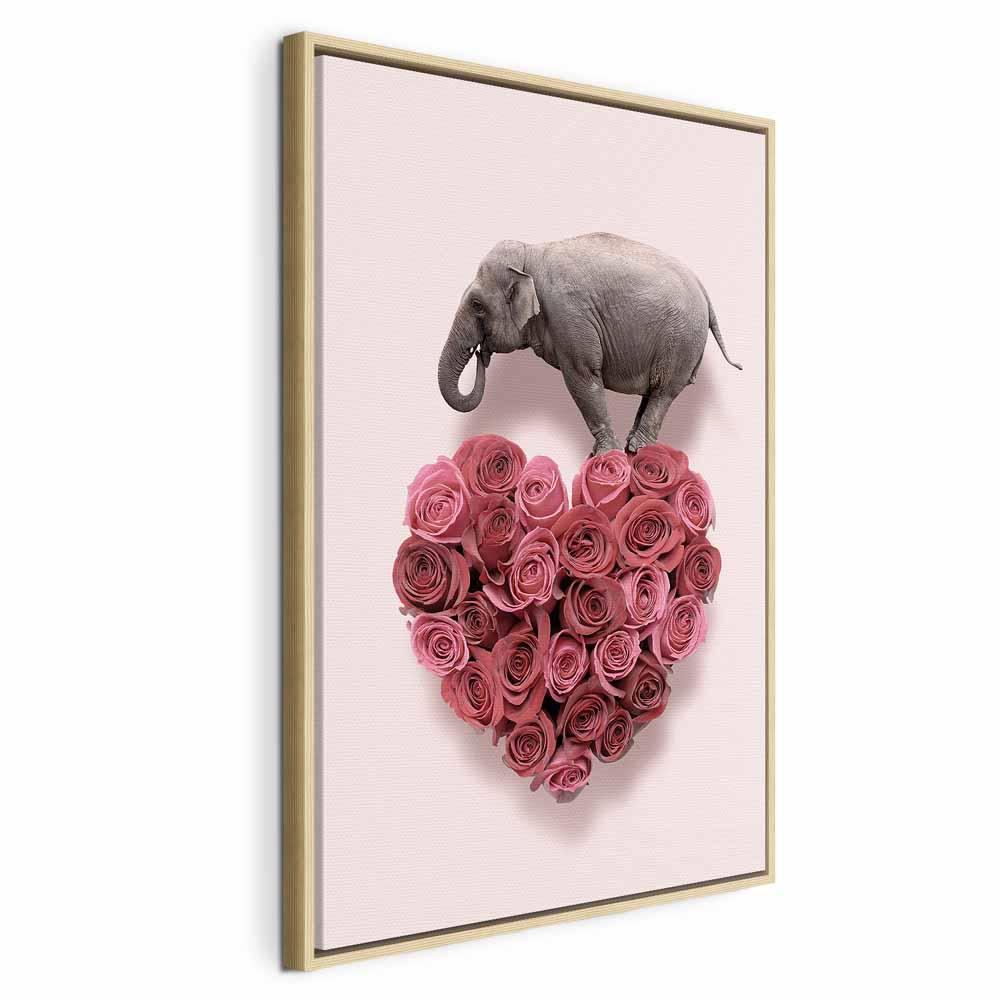Lærredsbillede Elefant blandt lyserøde blomster - 40 x 60 cm - I en naturlig træramme