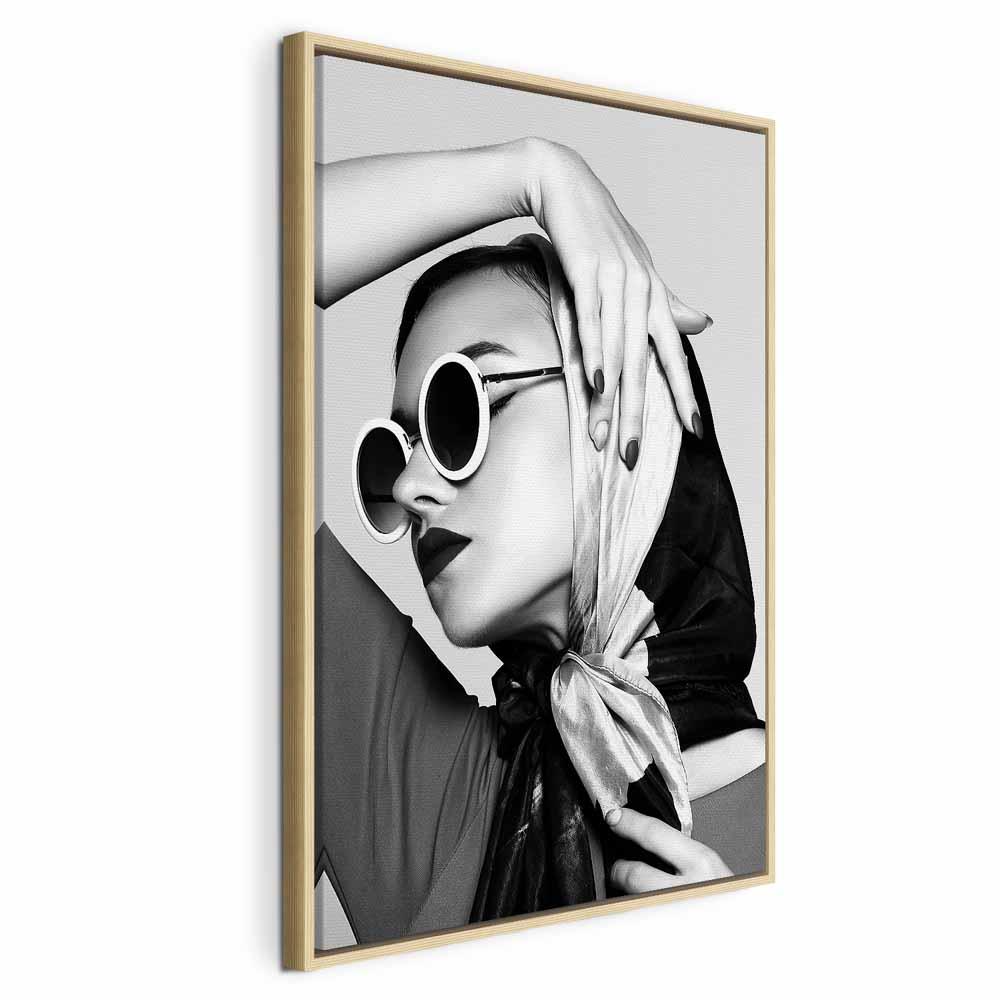 Lærredsbillede Stylish Lady - vertikalt vægbillede i 1 del med kvindemotiv - 40 x 60 cm - I en naturlig træramme