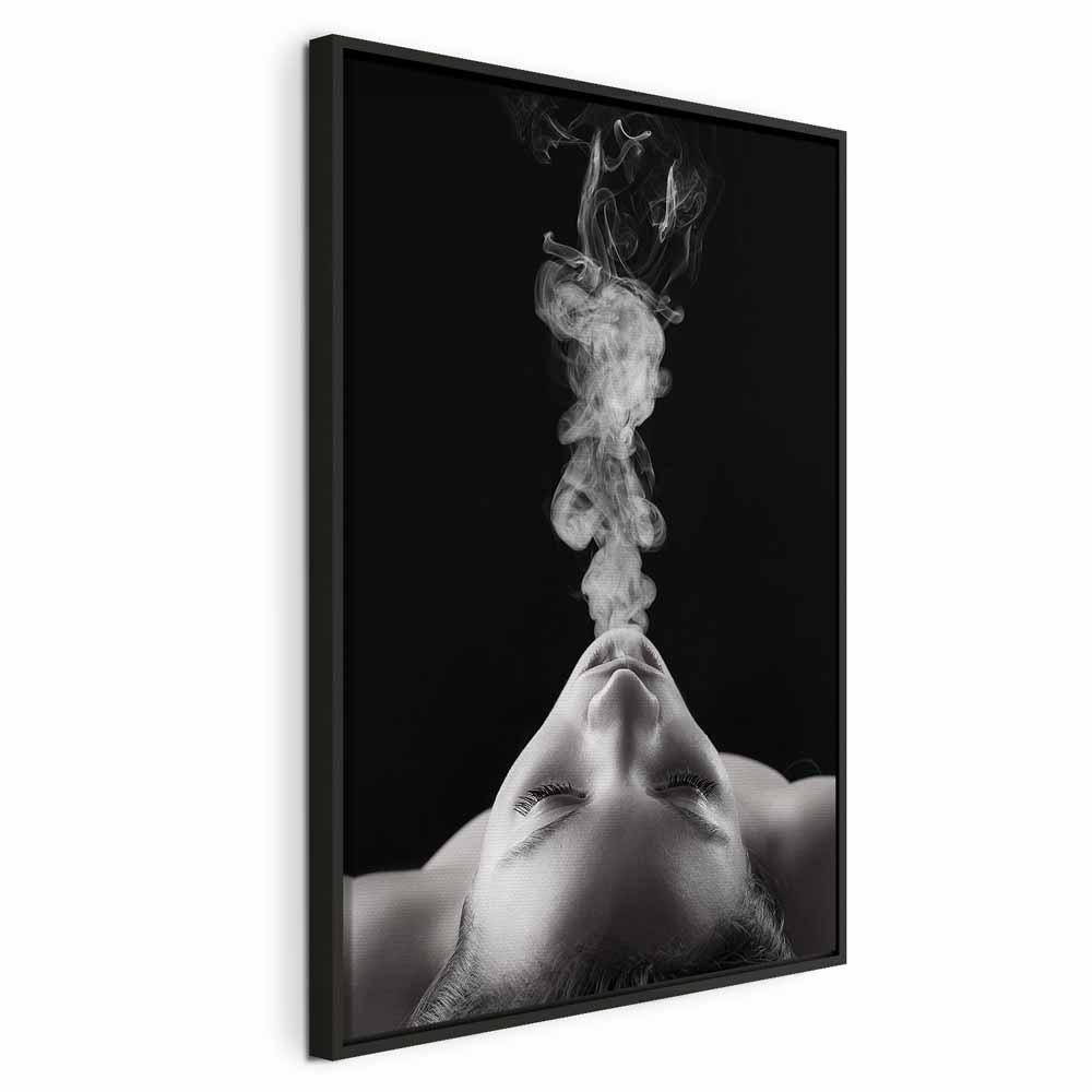 Lærredsbillede Smoke Cloud lodret - kvinde og røg - 60 x 90 cm - I en sort træramme billede