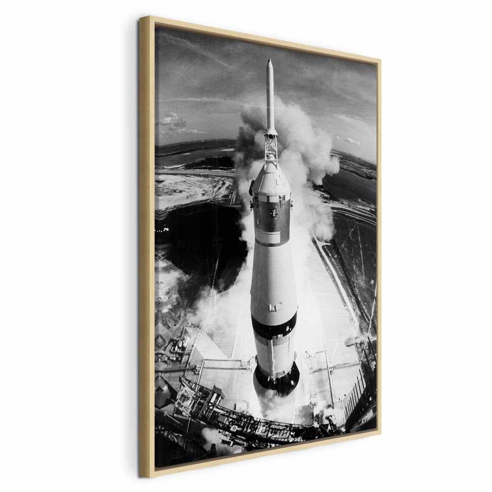 Lærredsbillede Cosmic Speed - lodret vægbillede i 1 del med raketmotiv - 40 x 60 cm - I en naturlig træramme