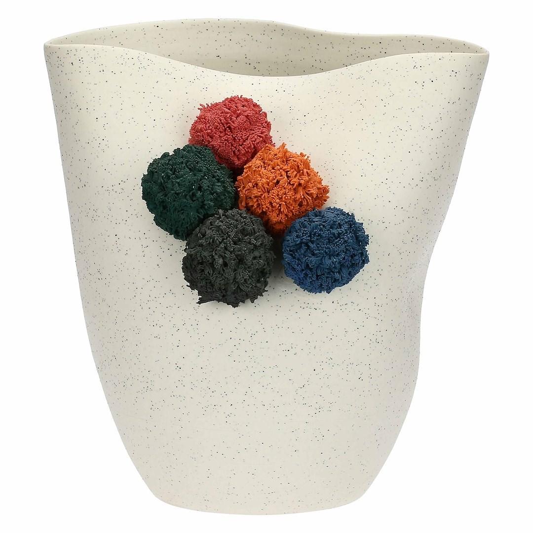 RITUALI DOMESTICI POMPOMPON vase str. S - cremehvid med sorte prikker og farverige pomponer