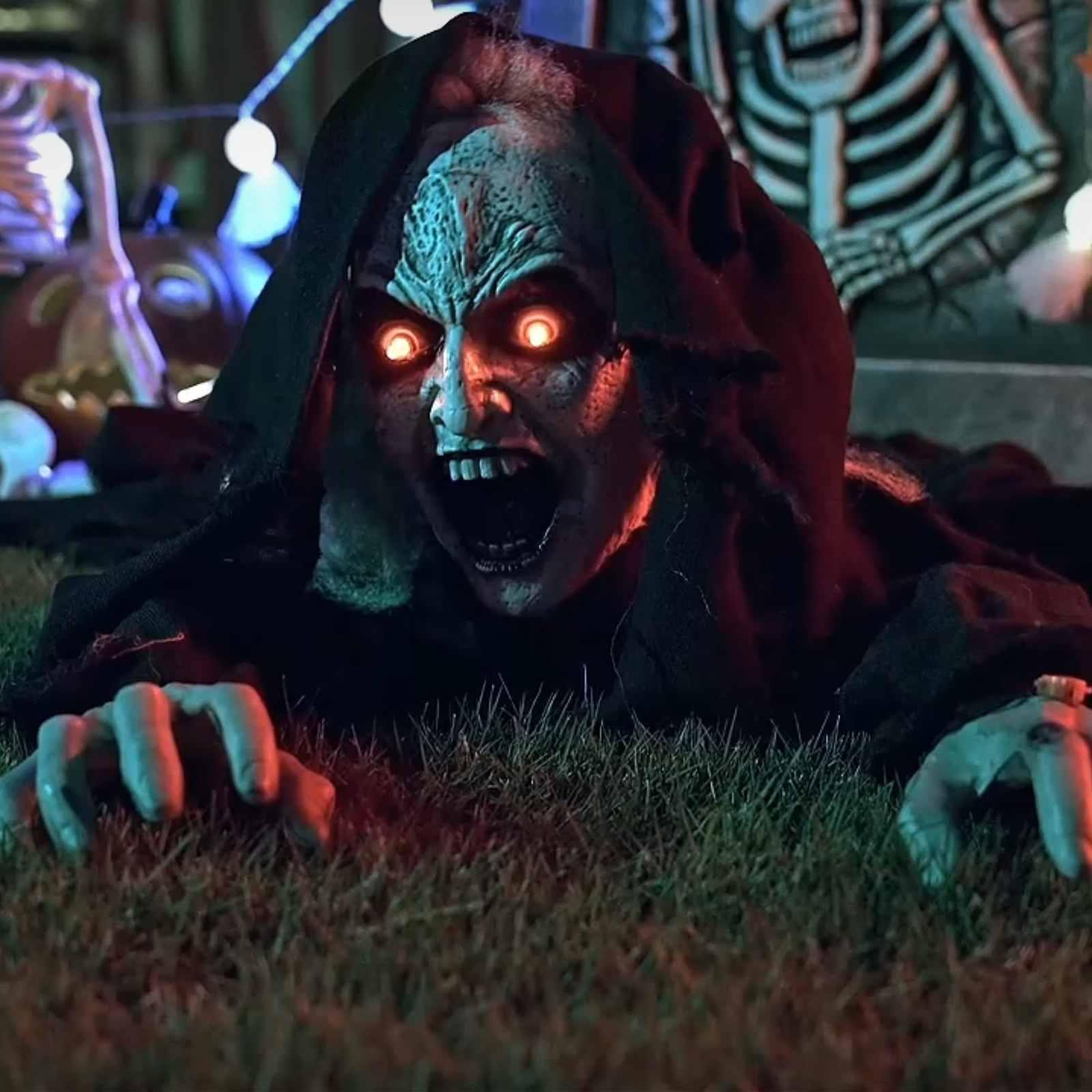Kravlende zombie halloween-dekoration SPOOKA med lyd, bevægelse og LED-øjne - sort, 41 x 130 x 24 cm