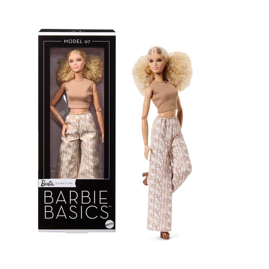Samledukke Barbie Signature Basics Model 07 - blondt hår, hvide bukser med gyldent print