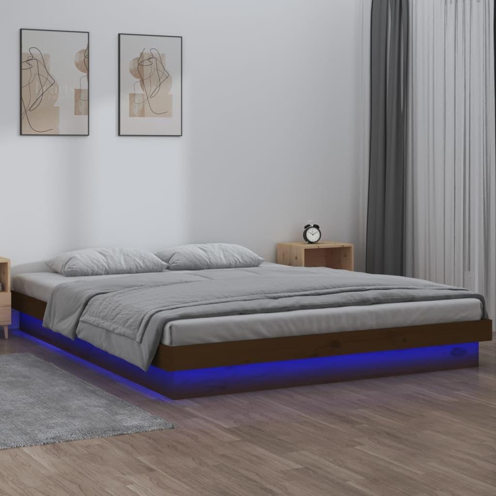 Sengeramme med LED-lys 140x200 cm massivt træ gyldenbrun
