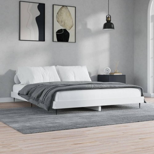 Sengestel 140x200 cm i hvid - konstrueret træ med metalben