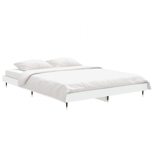 Sengestel 135 × 190 cm i hvidt konstrueret træ med metalben