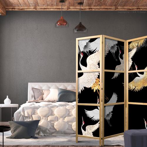 Japansk skærmvæg - Cranes at Night - White and Gold Birds Flying Away on a Black Background 135 x 161 cm