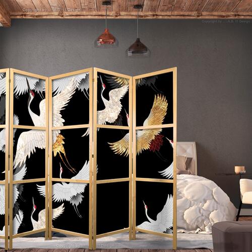 Japansk skærmvæg - Cranes at Night - Golden-White Birds Flying Away on a Black Background 225 x 161 cm
