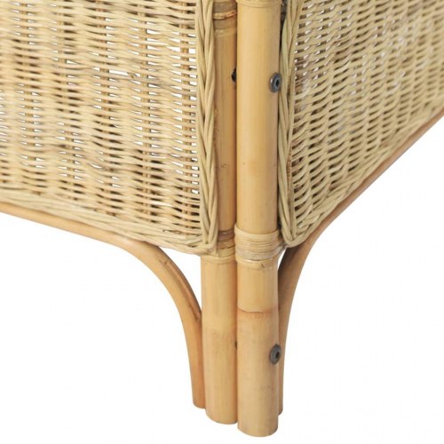 2-personers sofa i naturlig rattan med cremehvide hynder