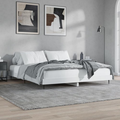 Sengestel 120×200 cm i hvid - konstrueret træ med metalben