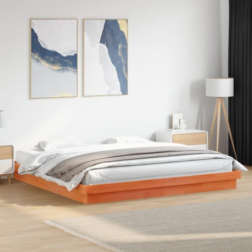 Sengeramme med LED-lys 200x200 cm - massivt fyrretræ, gyldenbrun