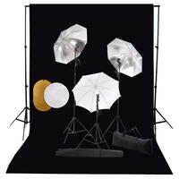 Fotostudieudstyr med lamper, paraplyer, baggrund og reflektor