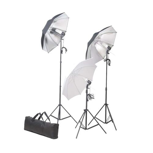 Fotostudieudstyr med lamper, paraplyer, baggrund og reflektor