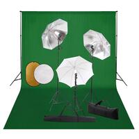 Fotostudieudstyr med lamper, paraplyer, baggrund og reflektor