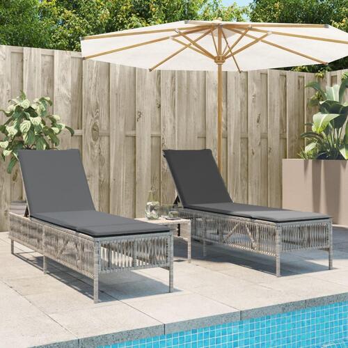 Liggestole 2 stk. med bord polyrattan lysegrå