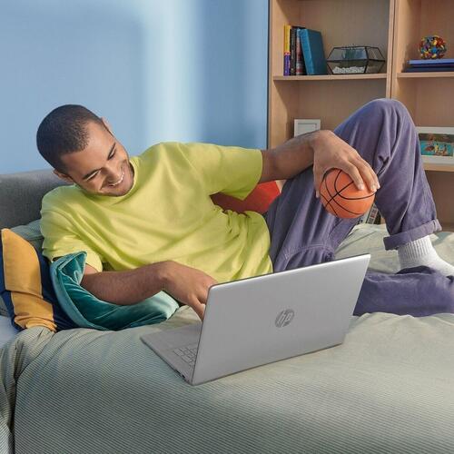 Bærbar HP 17-cn3053cl 17,3" Intel Core i5-1335U 16 GB RAM 12 GB RAM 512 GB SSD (OUTLET A)
