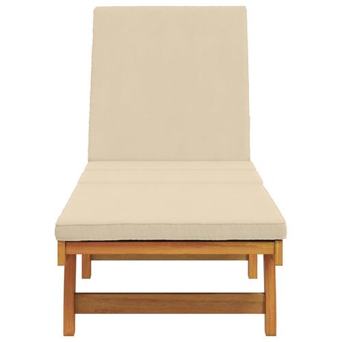 Solseng med hjul og pude i beige, lavet af massivt træ