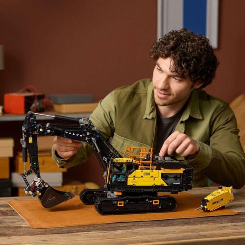 LEGO Technic Volvo EC500 Hybrid byggesæt - 2.359 dele
