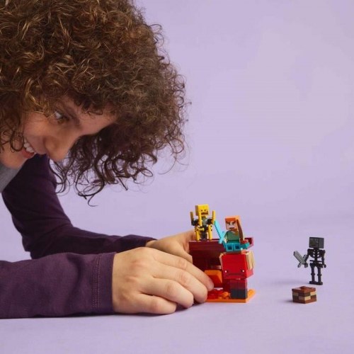 LEGO Minecraft 21266 - The Nether Lava Battle byggesæt