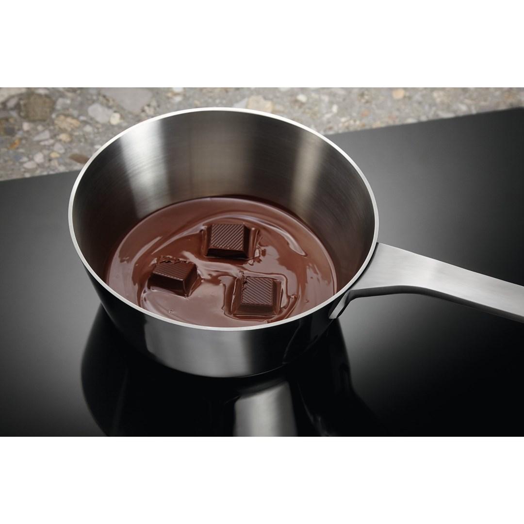 Electrolux EIV734 - Induktions kogeplade - 4 plader - Niche - bredde: 68 cm - dybde: 49 cm - med kantet front - sort