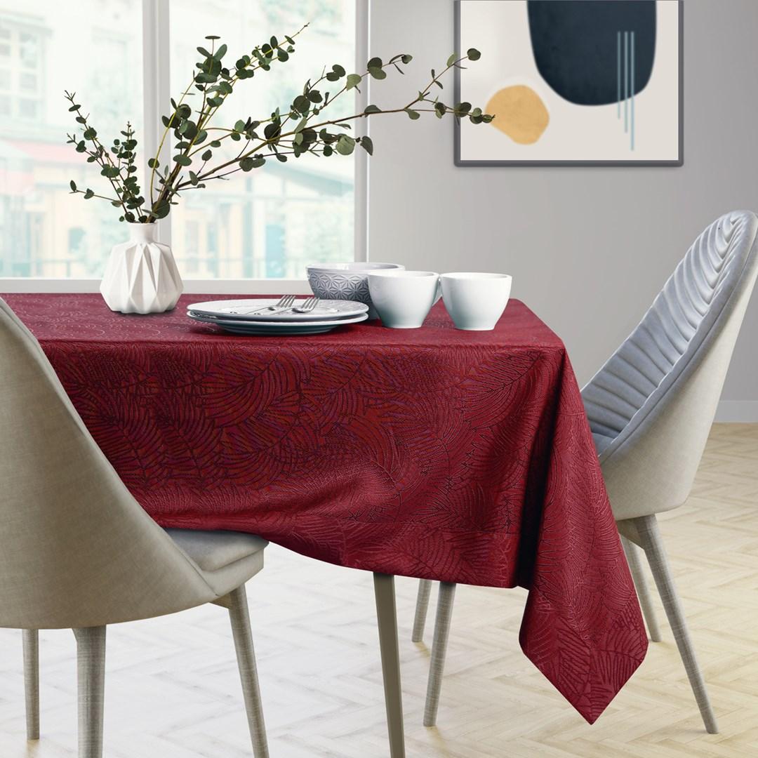 Dug vinrød 140×220 - Gaia fra AmeliaHome med præget plantemotiv