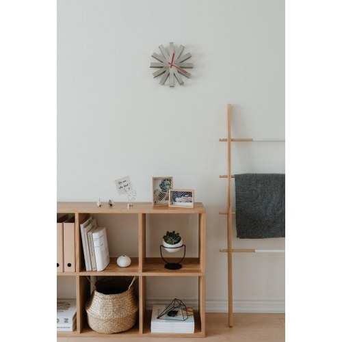 Vægur Umbra Ribbon – grå stål, Ø 30 cm