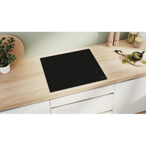 Induktionskogeplade 60 cm – Bosch Serie 4 PUE611BB5E, sort, 4 zoner