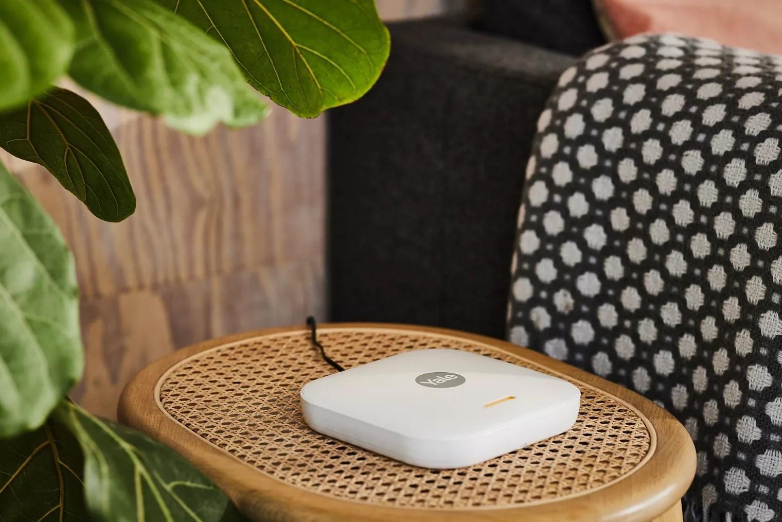 Smart alarm startpakke - Yale (7 dele) med kontrolpanel, tastatur, fjernbetjening, 2x bevægelsessensor, 2x dør/vindue-sensor billede