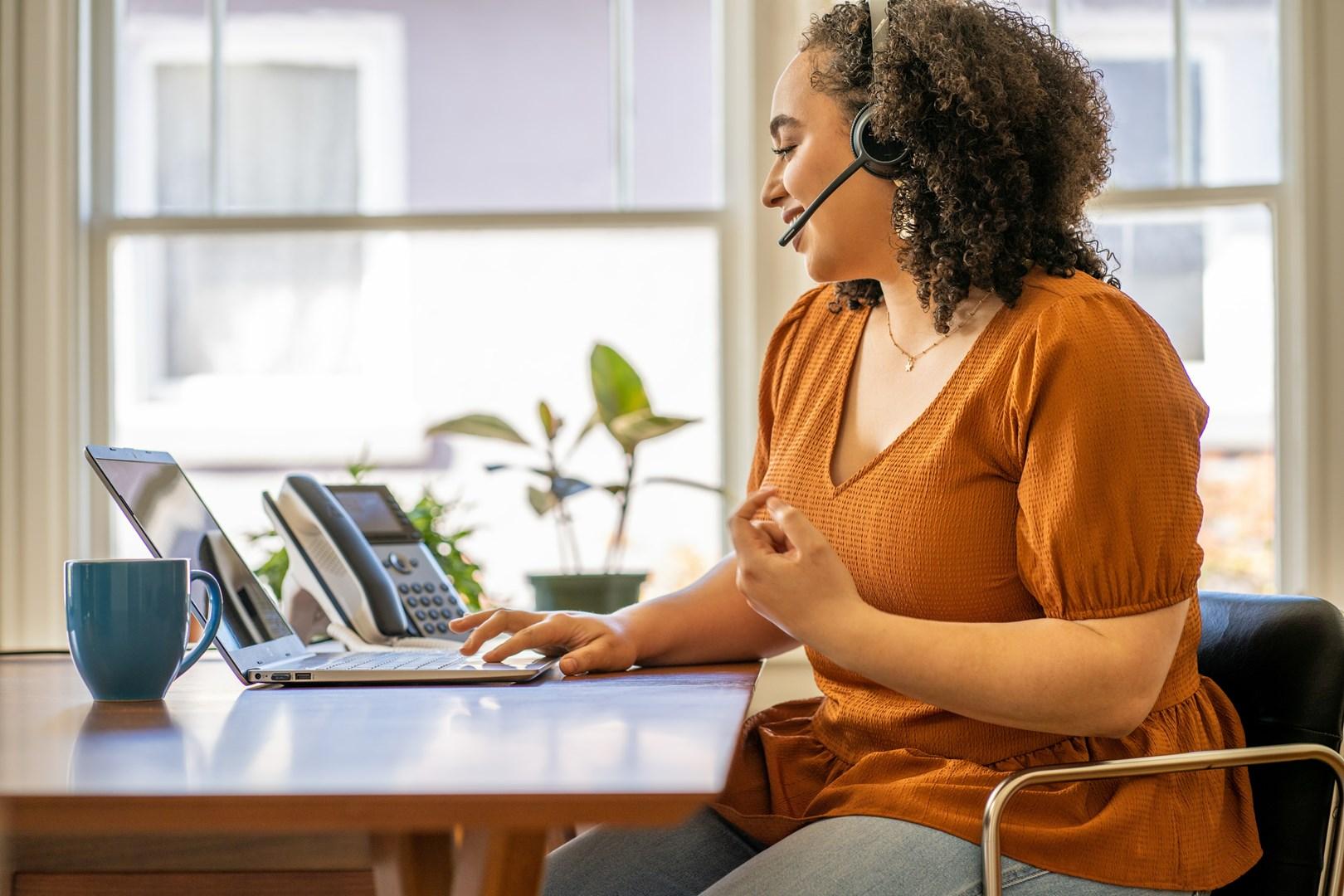 Trådløst headset HP Poly Voyager 4320 til Microsoft Teams med USB-C og BT700 dongle billede