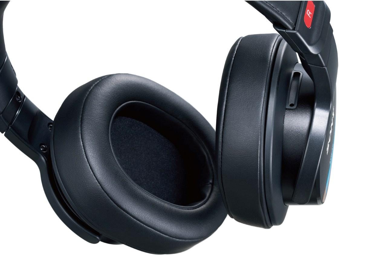 Høretelefoner over-ear Sony MDR-M1 - lukkede studiobøffer (sort)