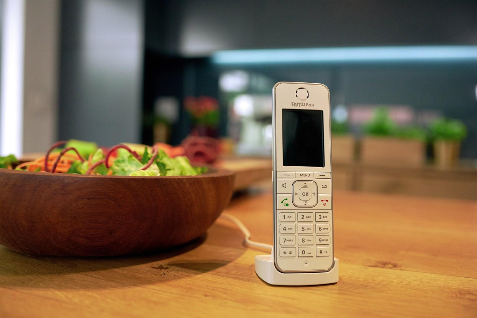 Trådløs DECT-telefon AVM FRITZ!Fon C6 - hvid med nummervisning billede