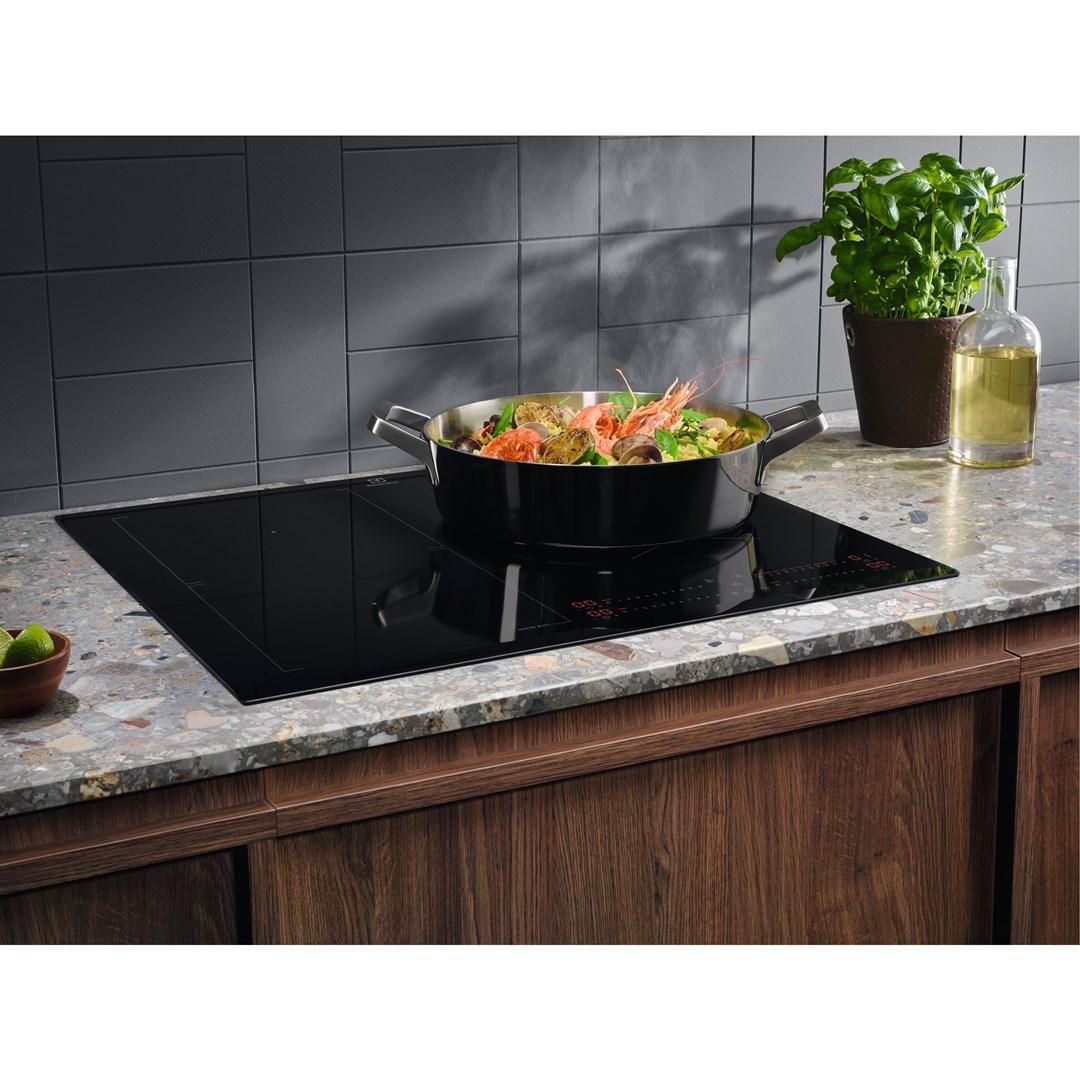 Induktionskogeplade Electrolux Serie 700 EIS62453 60 cm - sort, 4 zoner